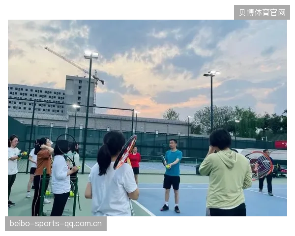 网球穿越球如闪电：掌握瞬间的速度与精准